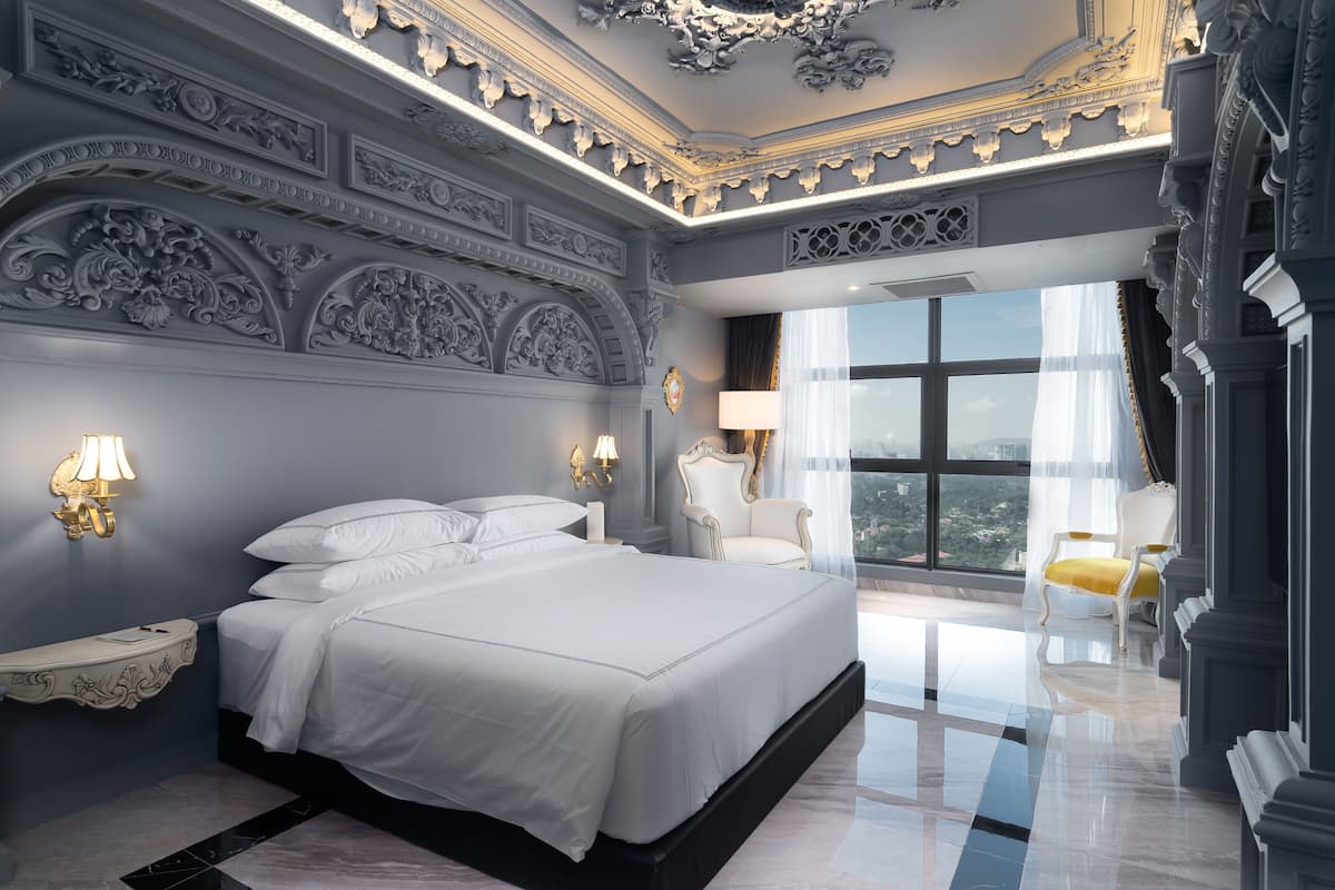 PALATIAL NOIRE VI | Premium bedding, pillowtop beds, minibar, in-room safe