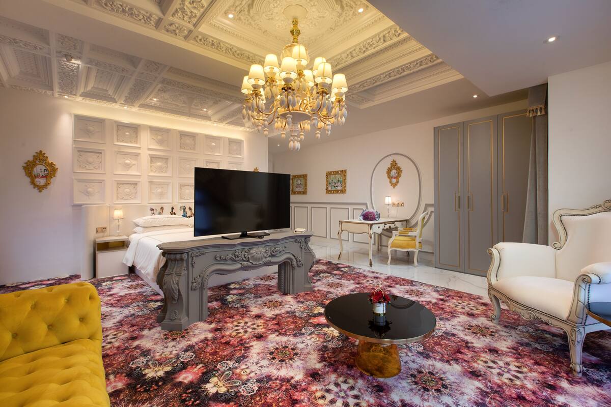 LOUIS VI | Premium bedding, pillowtop beds, minibar, in-room safe