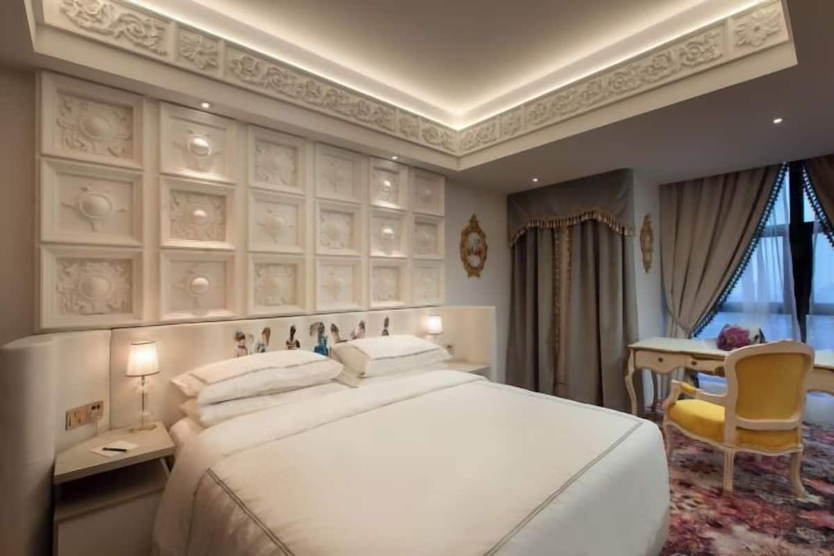 Premium bedding, pillowtop beds, minibar, in-room safe