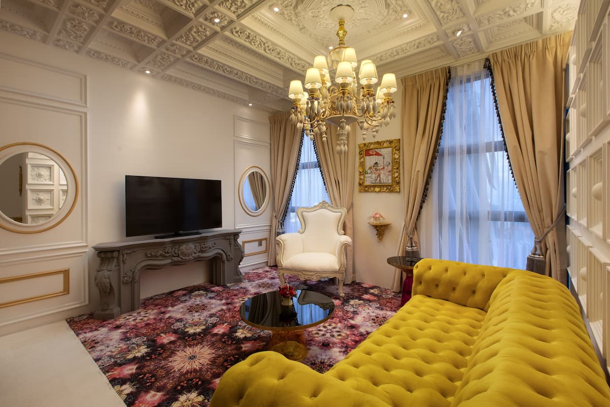 LOUIS IV | Living area | 55-inch Smart TV with digital channels, TV
