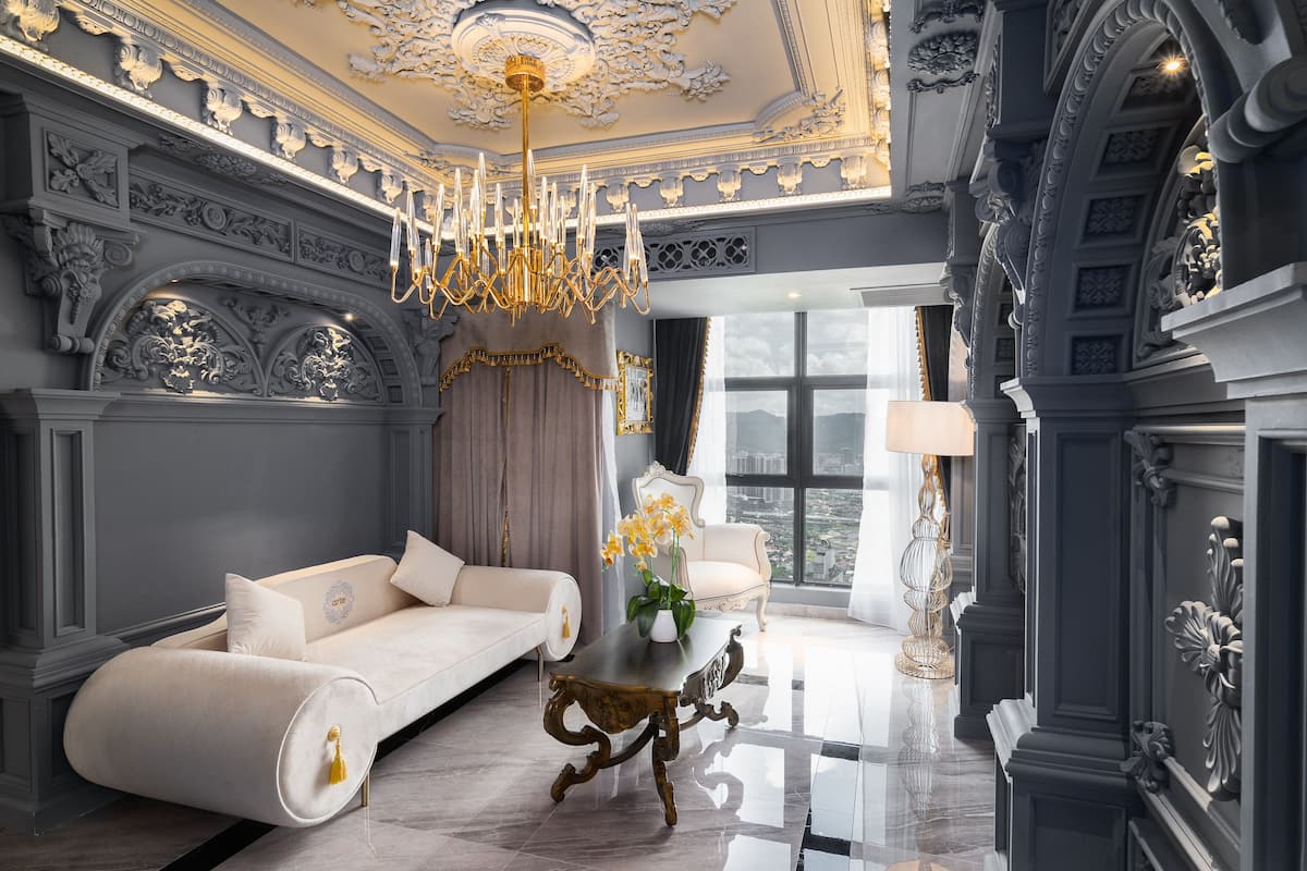 PALATIAL NOIRE IV | Living area | 55-inch Smart TV with digital channels, TV