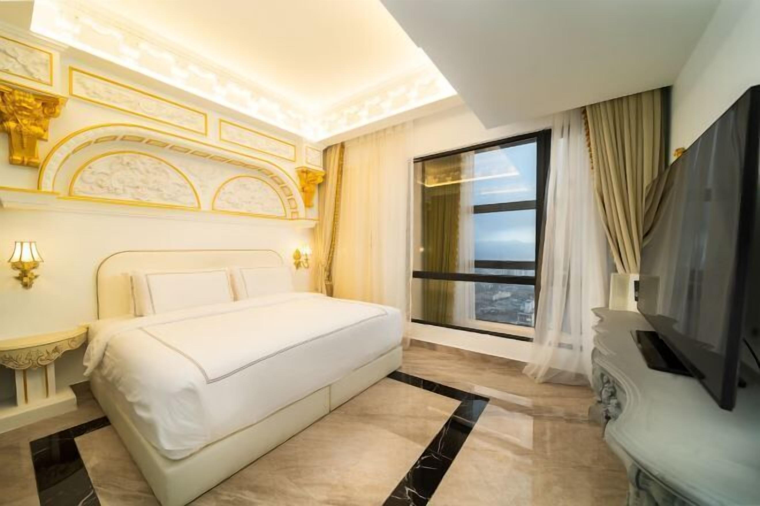 Premium bedding, pillowtop beds, minibar, in-room safe