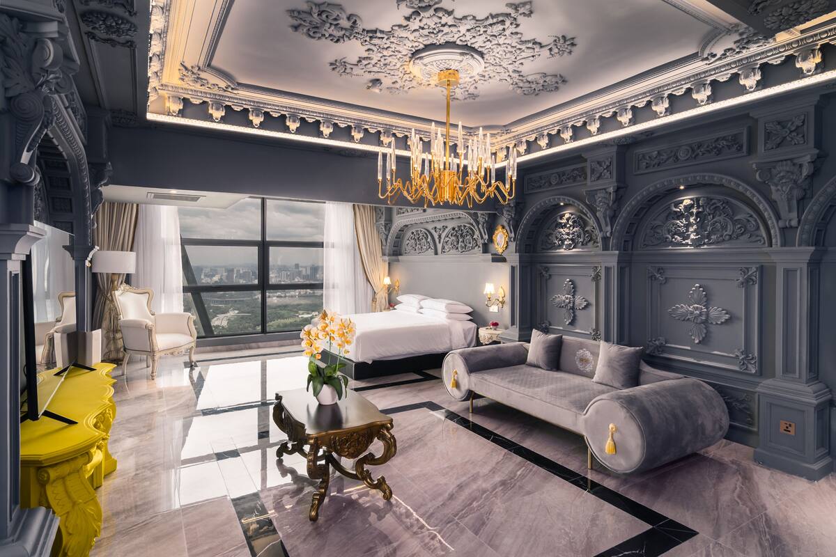 PALATIAL NOIRE III | Premium bedding, pillowtop beds, minibar, in-room safe