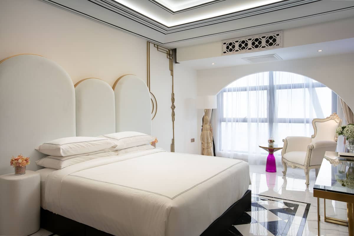 GLAM IX | Premium bedding, pillowtop beds, minibar, in-room safe