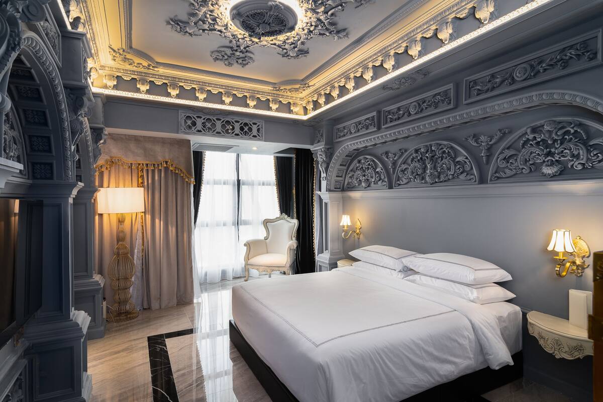 PALATIAL NOIRE VII | Premium bedding, pillowtop beds, minibar, in-room safe