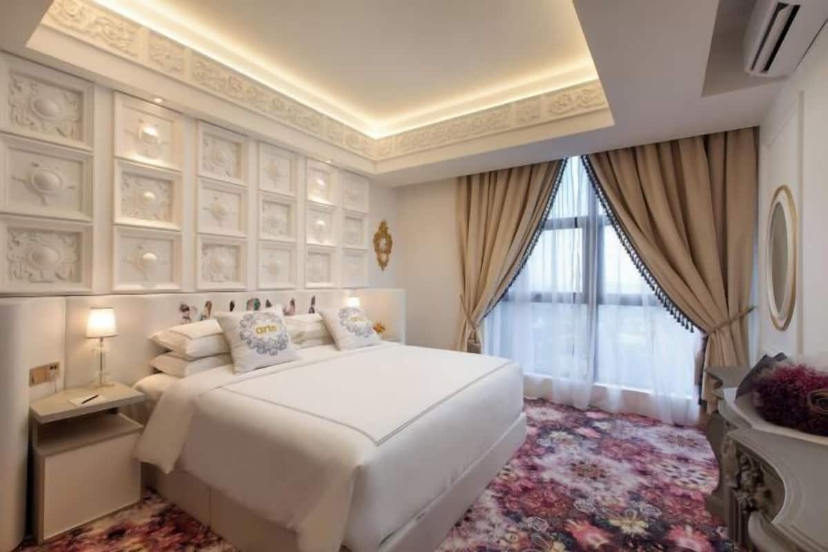 Premium bedding, pillowtop beds, minibar, in-room safe