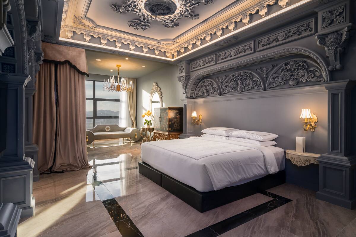 PALATIAL NOIRE V | Premium bedding, pillowtop beds, minibar, in-room safe