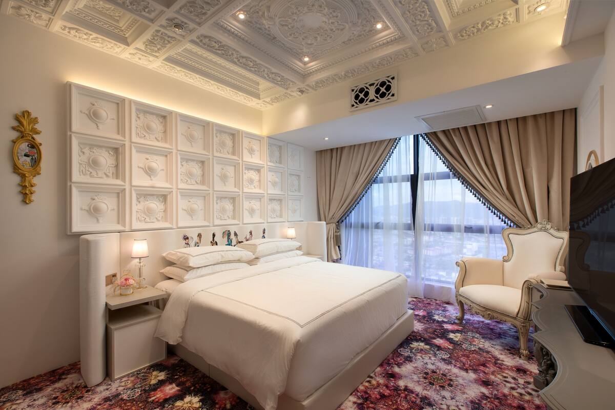 LOUIS VIII | Premium bedding, pillowtop beds, minibar, in-room safe