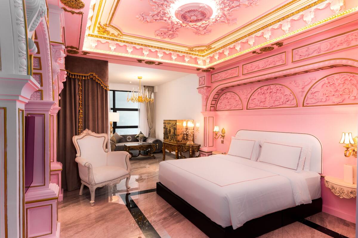 Artisan Ruby | Premium bedding, pillowtop beds, minibar, in-room safe