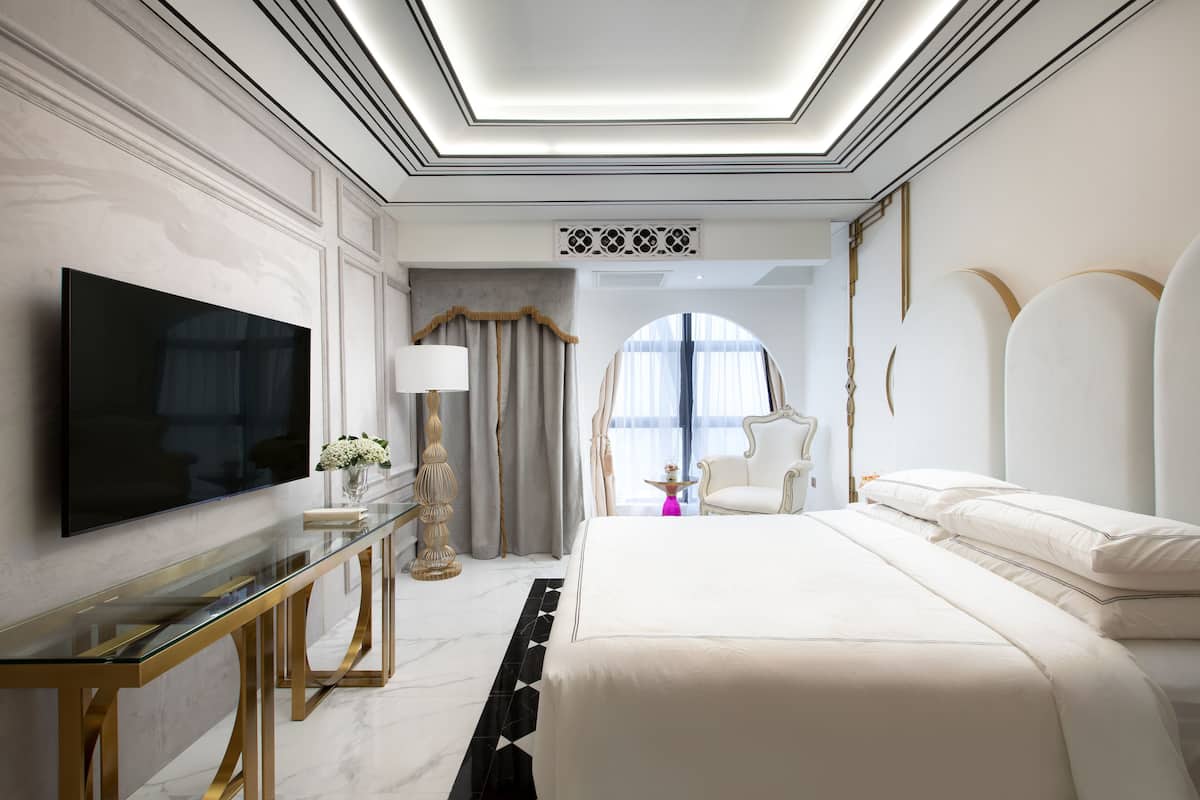 GLAM X | Premium bedding, pillowtop beds, minibar, in-room safe