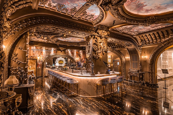 Lobby lounge