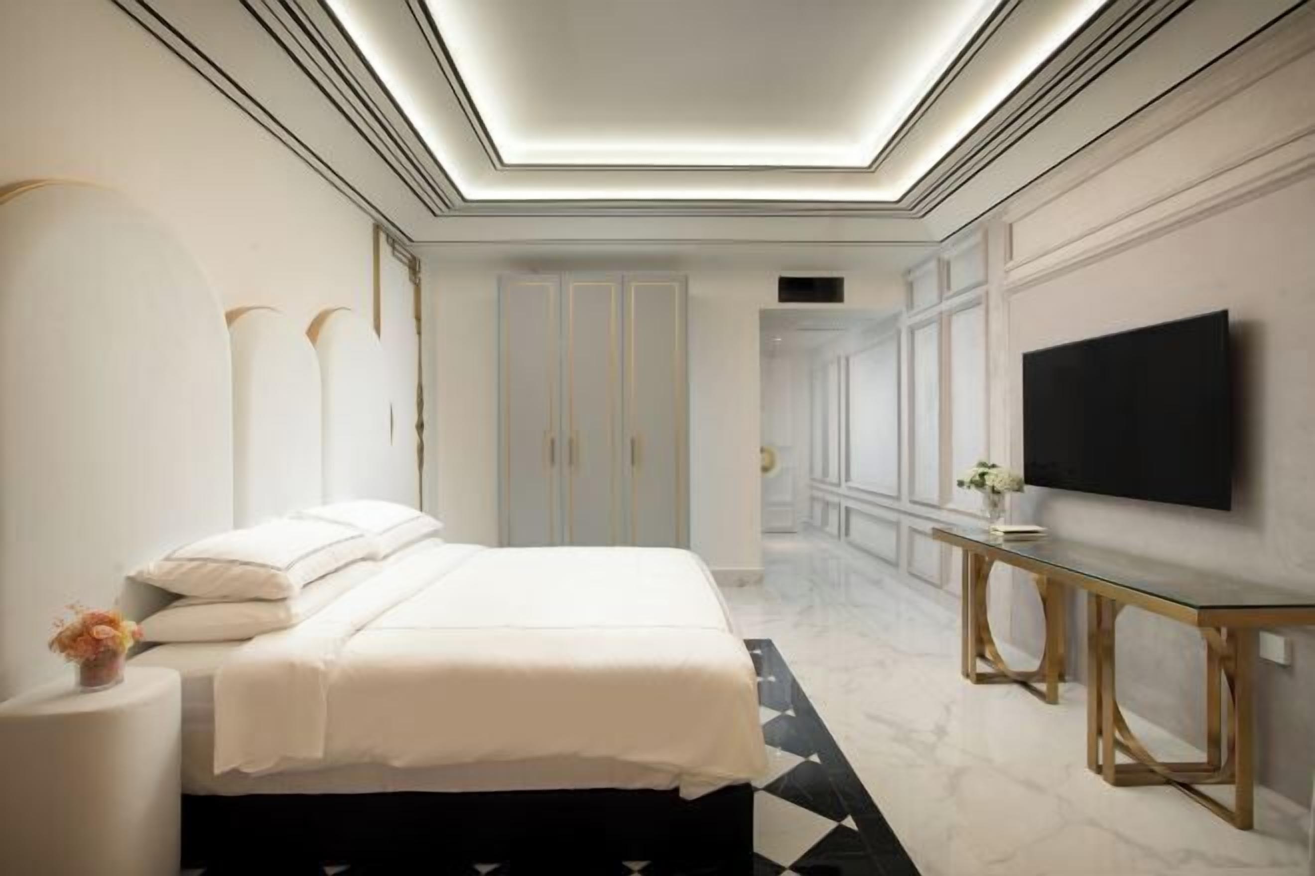 Premium bedding, pillowtop beds, minibar, in-room safe