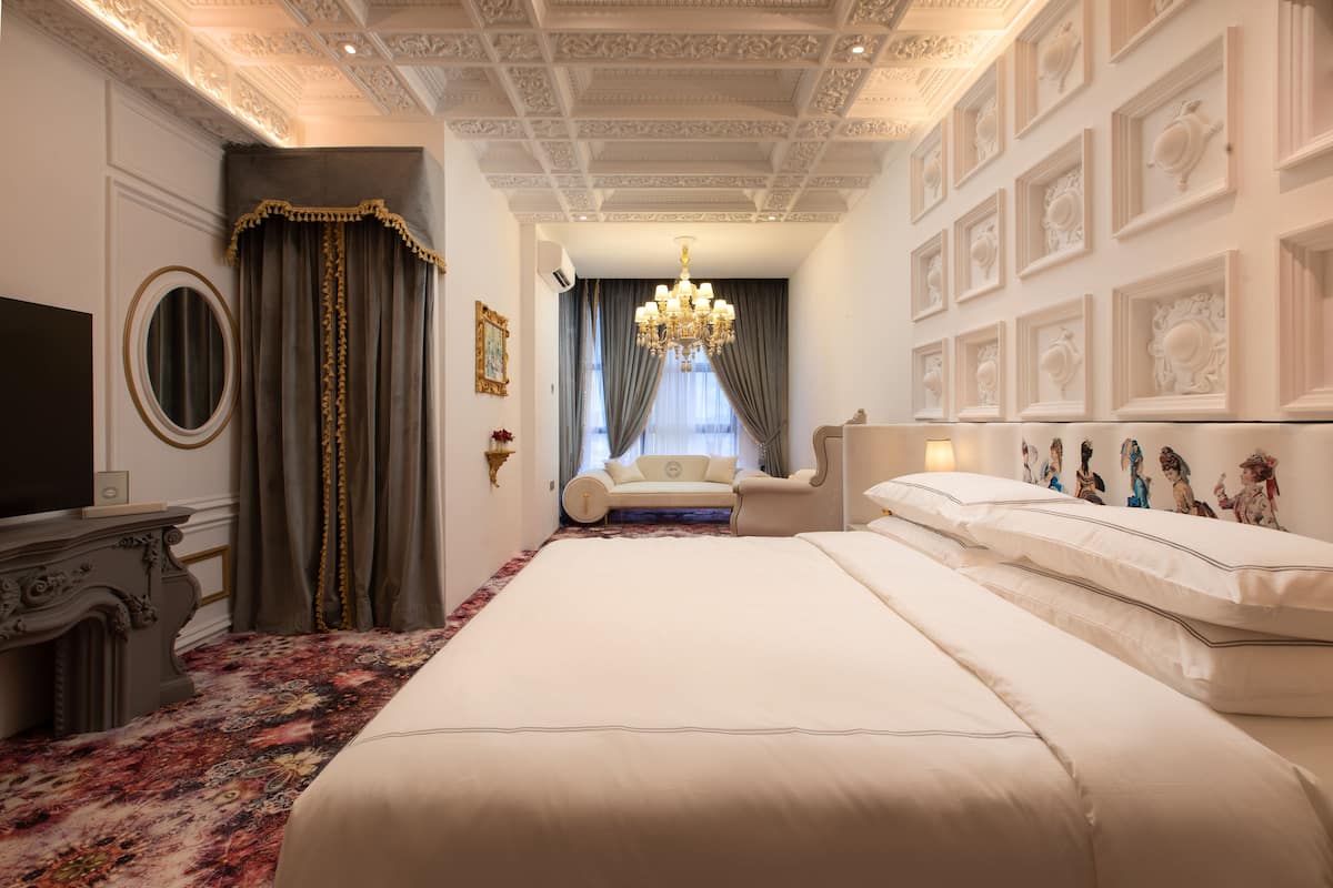LOUIS VII | Premium bedding, pillowtop beds, minibar, in-room safe