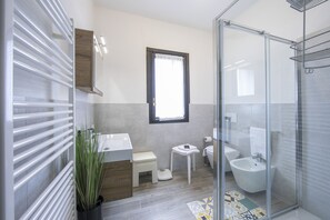 Badekar, hårføner, bidé og håndklær