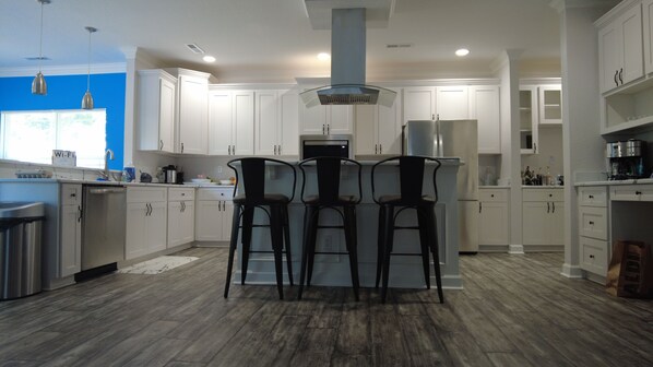 Jääkaappi, mikroaaltouuni, uuni, liesi