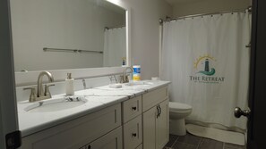 Combined shower/bathtub, jetted bath, hair dryer, towels