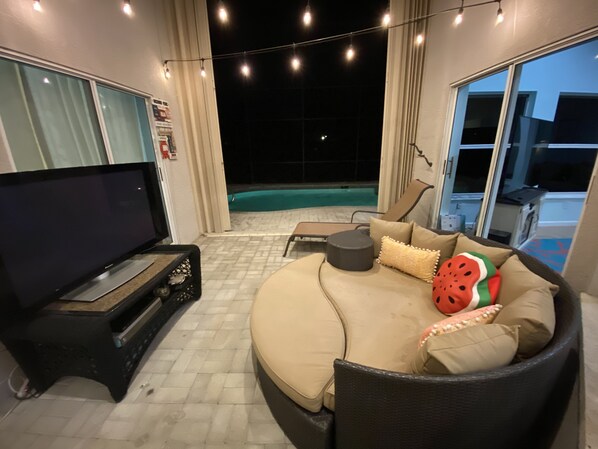 Een buitenzwembad, een verwarmd zwembad