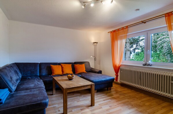 TV - Apartment on fruit farm Gobs, with lake view, terraces & Wi-Fi; Parking available (Sipplingen)