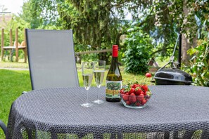 Outdoor dining - Apartment on fruit farm Gobs, with lake view, terraces & Wi-Fi; Parking available (Sipplingen)
