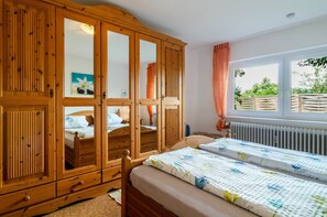 2 bedrooms, free WiFi, bed sheets - Apartment on fruit farm Gobs, with lake view, terraces & Wi-Fi; Parking available (Sipplingen)