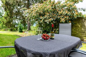 Outdoor dining - Apartment on fruit farm Gobs, with lake view, terraces & Wi-Fi; Parking available (Sipplingen)