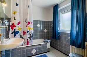 Shower, hair dryer, towels - Apartment on fruit farm Gobs, with lake view, terraces & Wi-Fi; Parking available (Sipplingen)