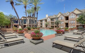 Een binnenzwembad, een buitenzwembad