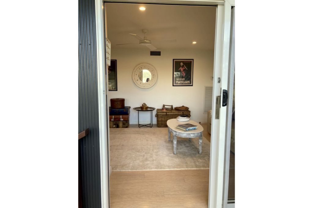 Surf'n Joey - Luxury one bedroom self contained suite. — image 4