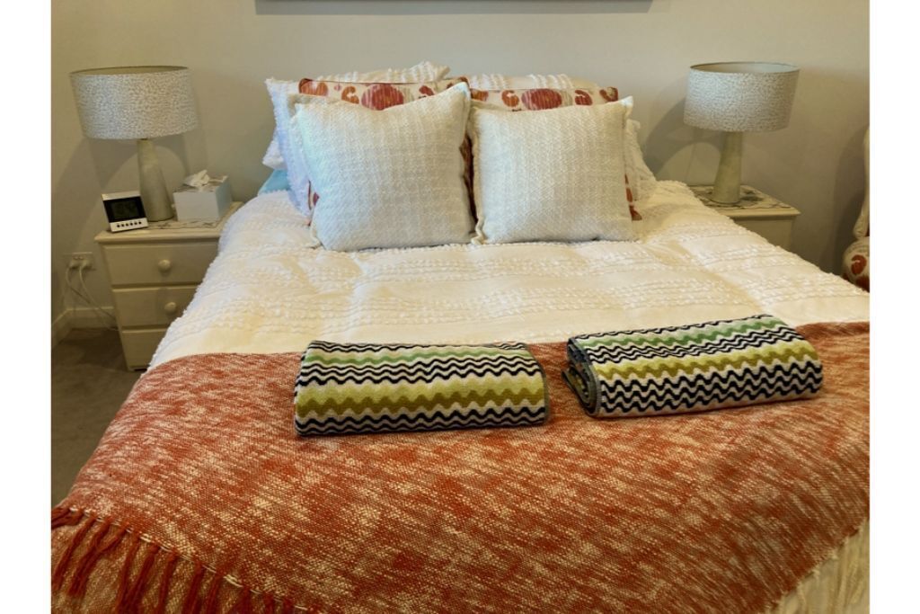 Surf'n Joey - Luxury one bedroom self contained suite. — image 23