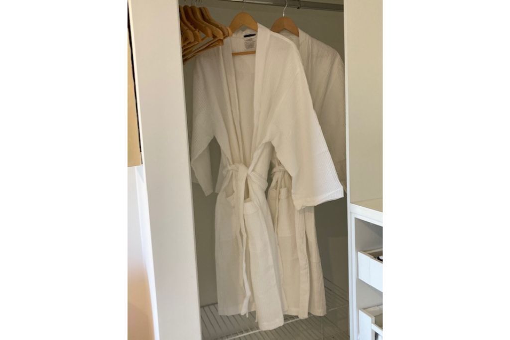 Surf'n Joey - Luxury one bedroom self contained suite. — image 11