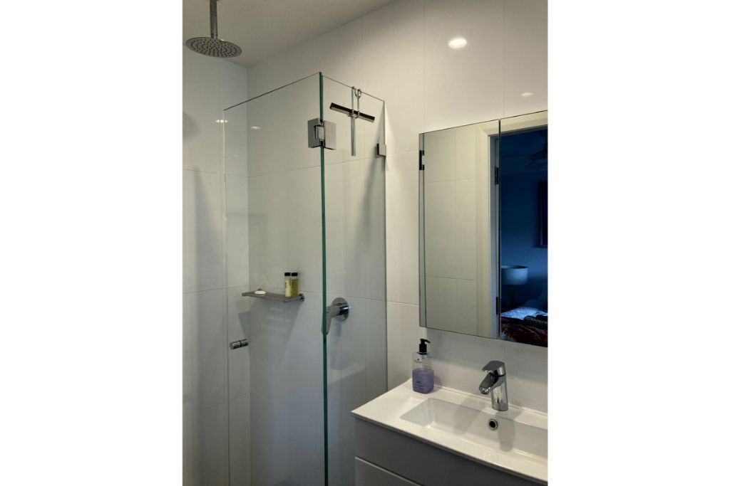 Surf'n Joey - Luxury one bedroom self contained suite. — image 26