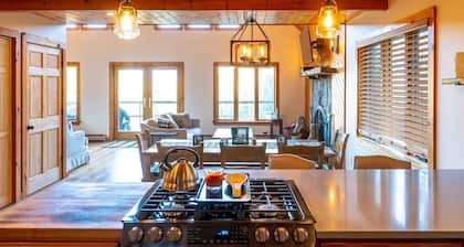 Cozy Family Chalet with Mountain Views – 15 Mins to Okemo & Ludlow