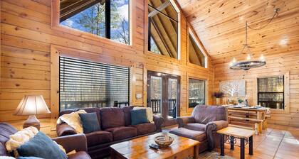 Peaceful Pines: Hot Tub/Playground/Games + Eateries/Brewery/Hiking/Lake~3mi!