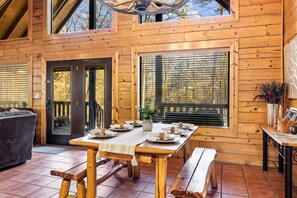 Dining - Peaceful Pines: Hot Tub/Playground/Games + Eateries/Brewery/Hiking/Lake~3mi! (Broken Bow)