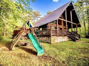 Children’s area - Peaceful Pines: Hot Tub/Playground/Games + Eateries/Brewery/Hiking/Lake~3mi! (Broken Bow)