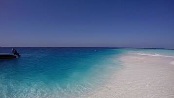 På stranden og hvit sand