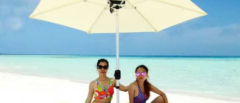 En la playa, arena blanca