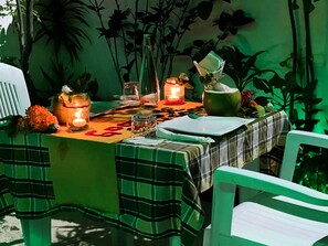 Couples dining - Adroit Beach Inn (Guraidhoo)