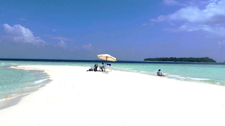 En la playa, arena blanca