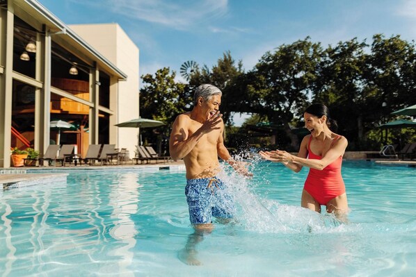 Una piscina techada, una piscina al aire libre
