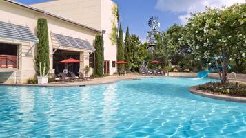 Piscina coberta i piscina a l'aire lliure
