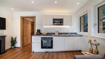 冷蔵庫、電子レンジ、オーブン、コンロ