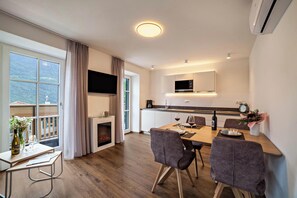 Jääkaappi, mikroaaltouuni, liesi, astianpesukone