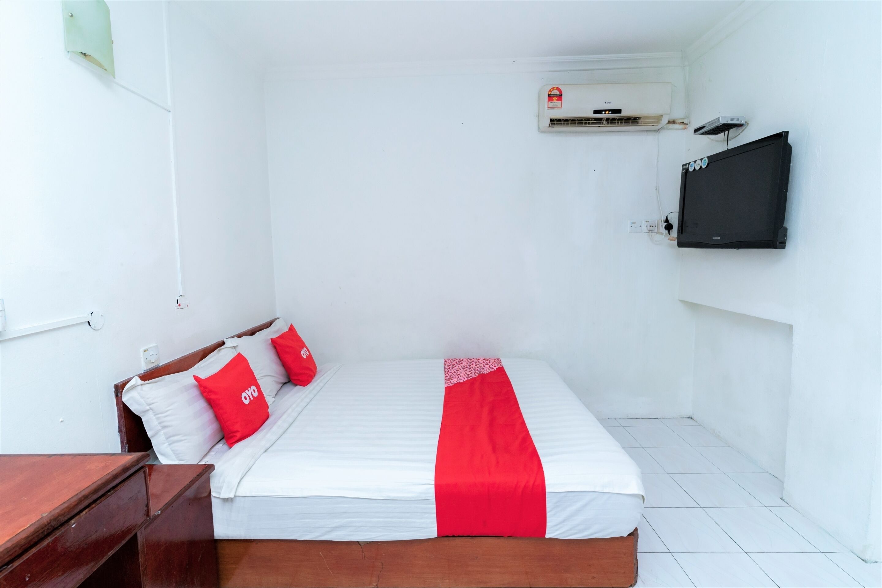 deluxe double room | free wifi, bed sheets