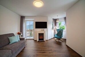 Televisio, takka, DVD-soitin, stereot