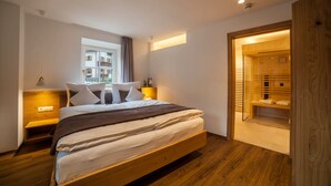 Quarto moderno com cama de madeira, abajures, janela com vista e guarda-roupa de madeira.