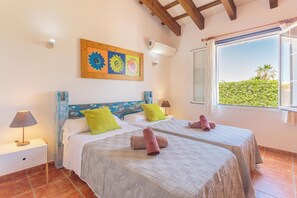 3 slaapkamers, een strijkplank/strijkijzer, gratis wifi, beddengoed