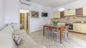 Un apartamento moderno con sala de estar, comedor y cocina.