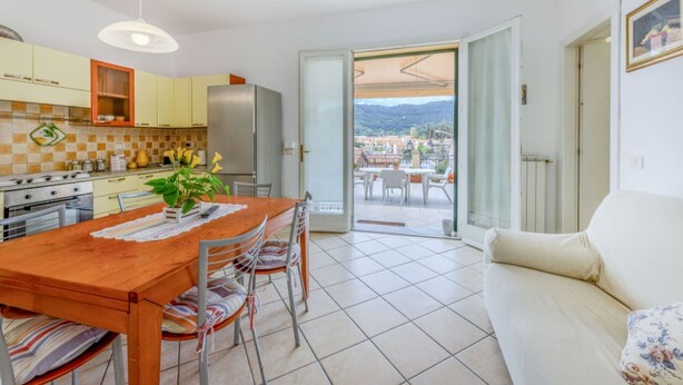 Una cocina moderna con comedor, un sofá y vistas a la ciudad.
