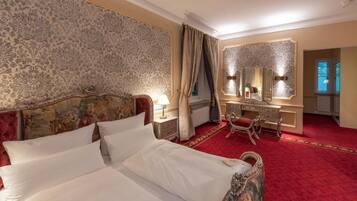 Deluxe Double Room | Hypo-allergenic bedding, minibar, in-room safe, blackout curtains